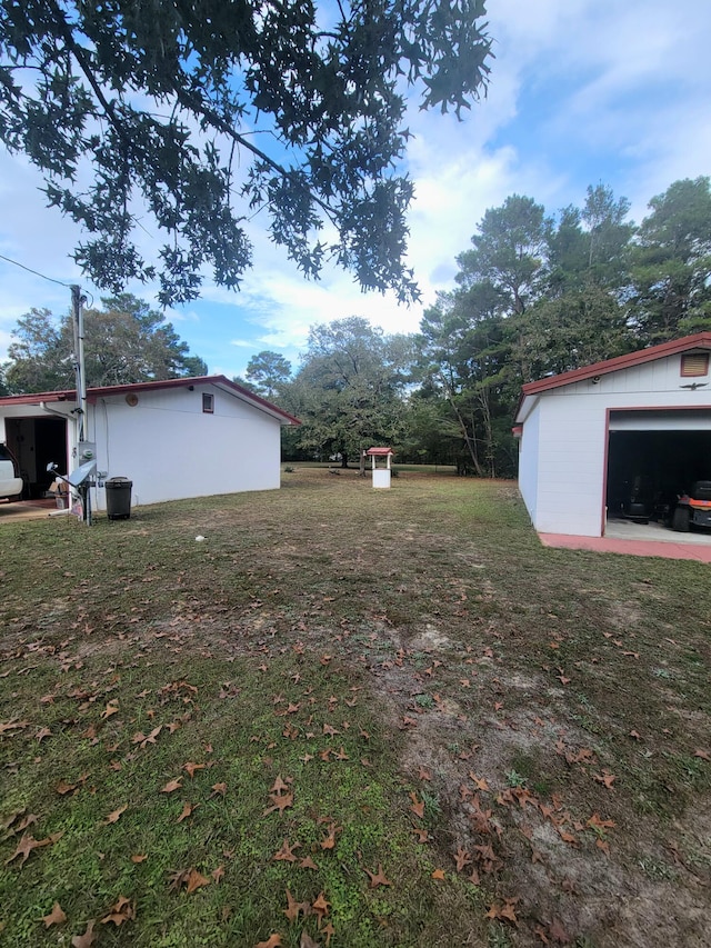 view of yard with an outdoor structure