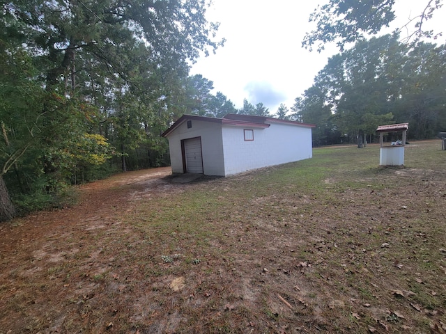 view of yard with a garage and an outdoor structure