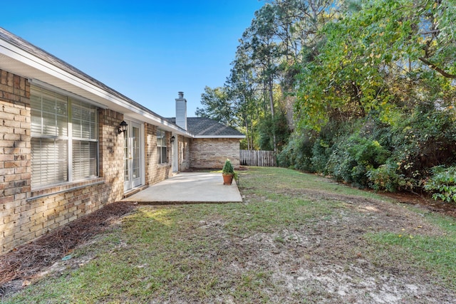 view of yard featuring a patio area