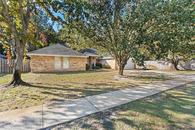 view of front of house featuring a front lawn