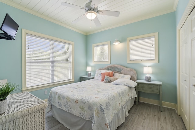 bedroom with a closet, ceiling fan, crown molding, and light hardwood / wood-style floors