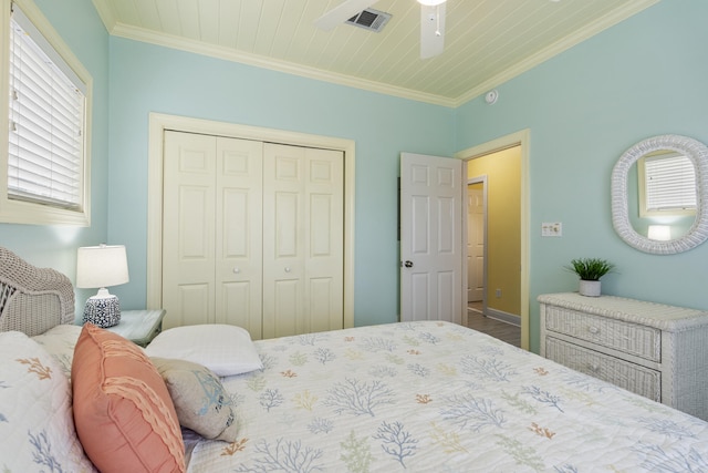 bedroom with hardwood / wood-style floors, a closet, ceiling fan, and crown molding