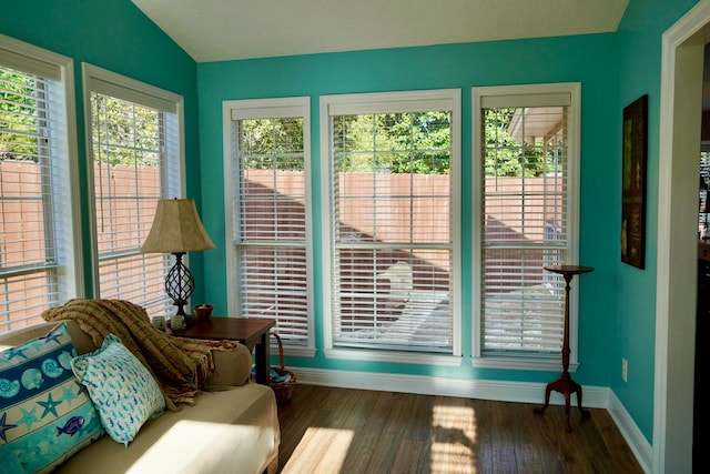 sunroom with vaulted ceiling