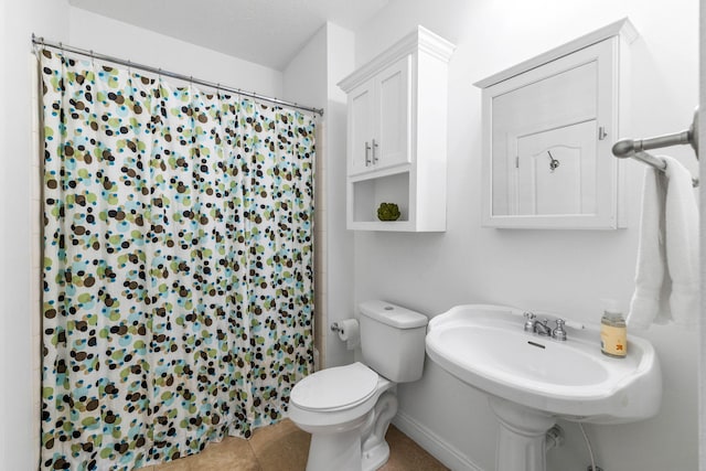 bathroom featuring a shower with curtain, a textured ceiling, toilet, and tile patterned floors