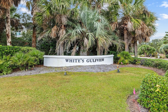 community / neighborhood sign featuring a yard