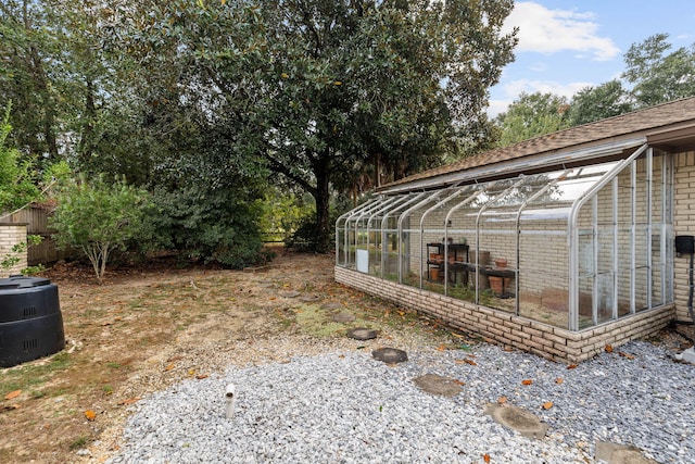 view of yard with an outbuilding