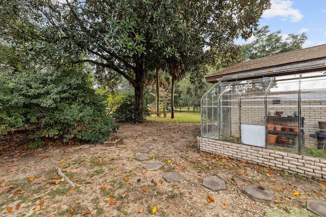 view of yard featuring an outdoor structure