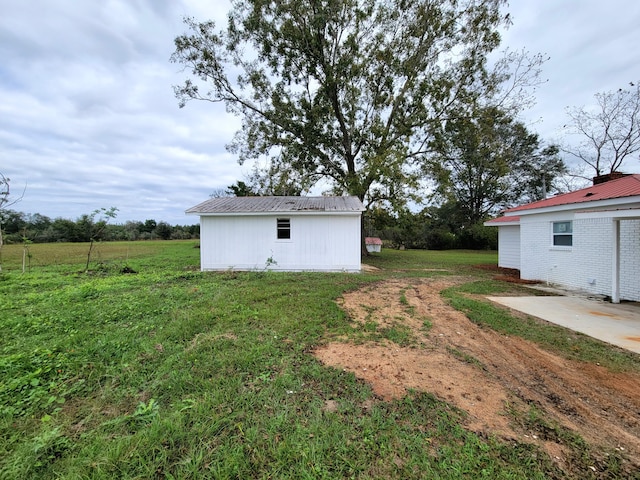 view of yard featuring an outdoor structure