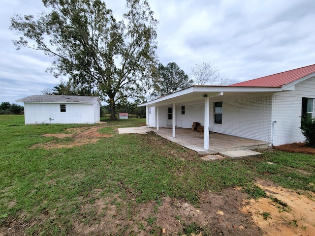 view of yard with an outdoor structure