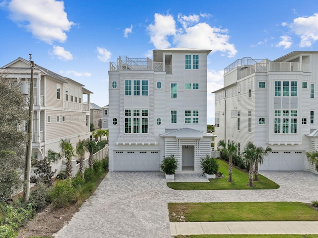 view of front of house featuring a front lawn and a garage