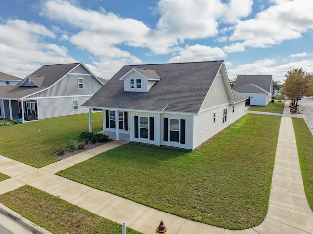 view of front of property featuring a front lawn