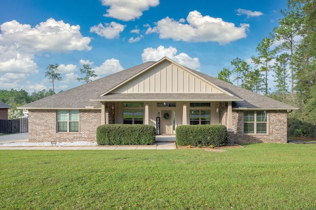 view of front of house featuring a front lawn