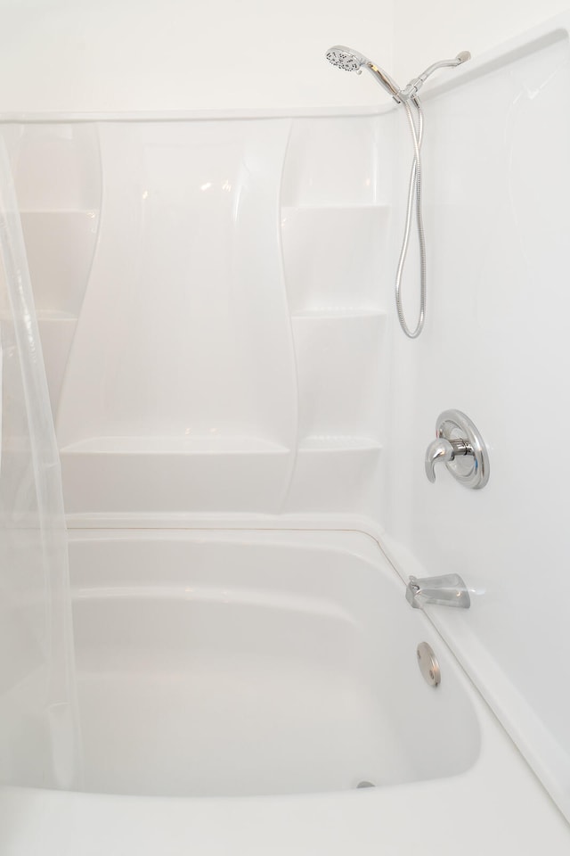 bathroom featuring shower / tub combo