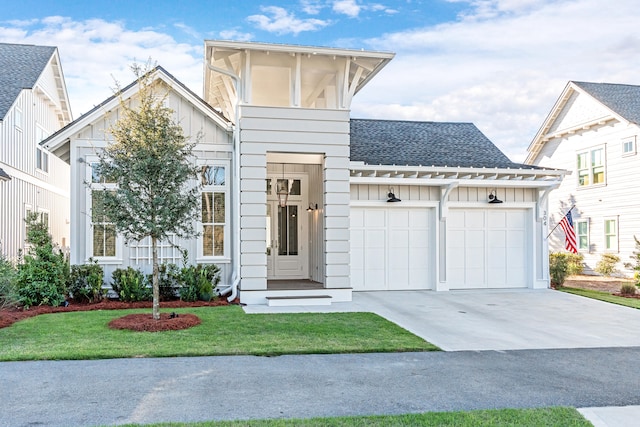 view of front of house featuring a garage and a front yard