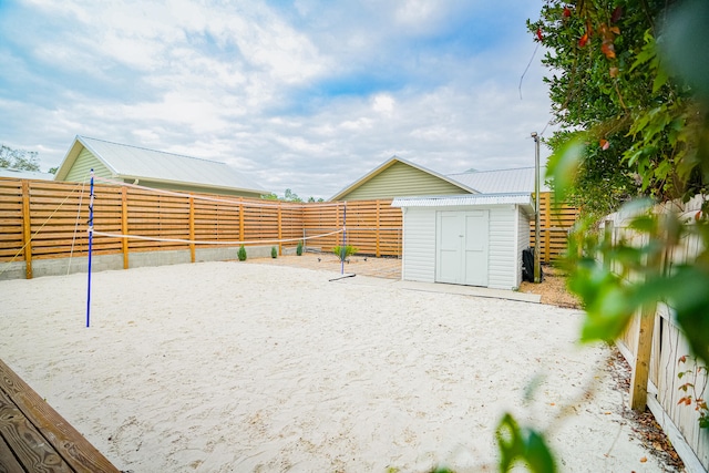 view of yard with a shed