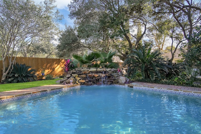 view of swimming pool