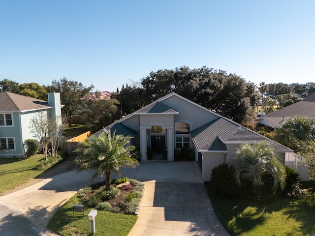 view of front of property featuring a front lawn