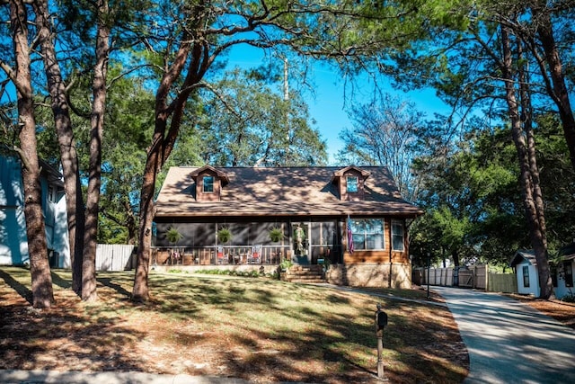 view of front of property featuring a shed and a front lawn