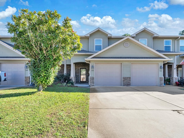 view of front of home featuring a front lawn and a garage