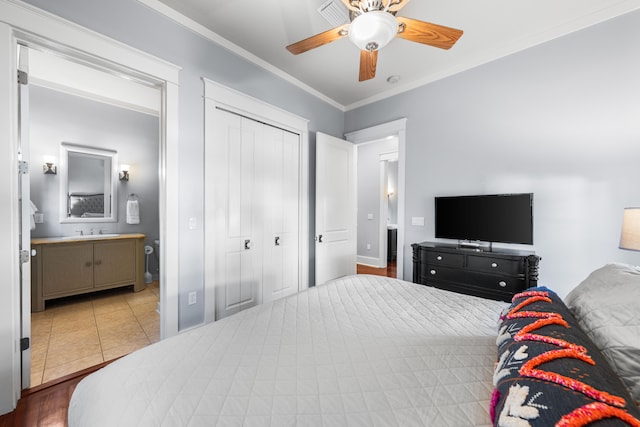 tiled bedroom featuring ceiling fan, sink, and crown molding