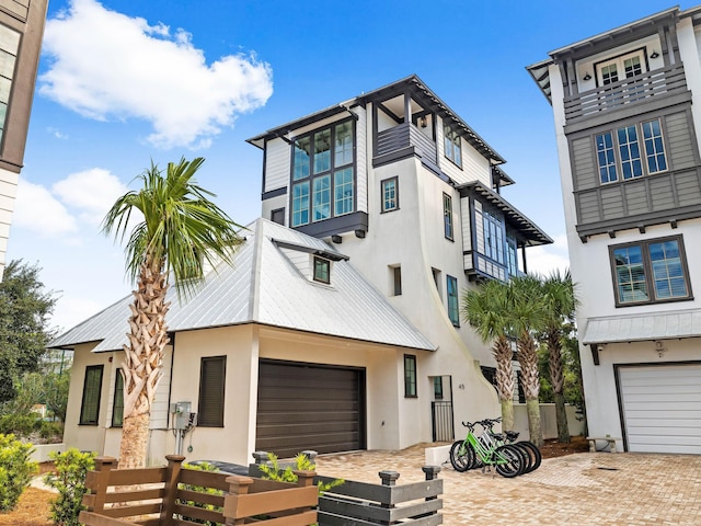 view of front facade featuring a garage