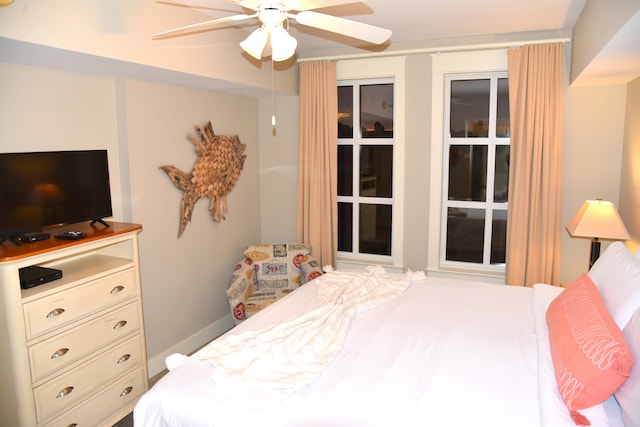 bedroom with ceiling fan