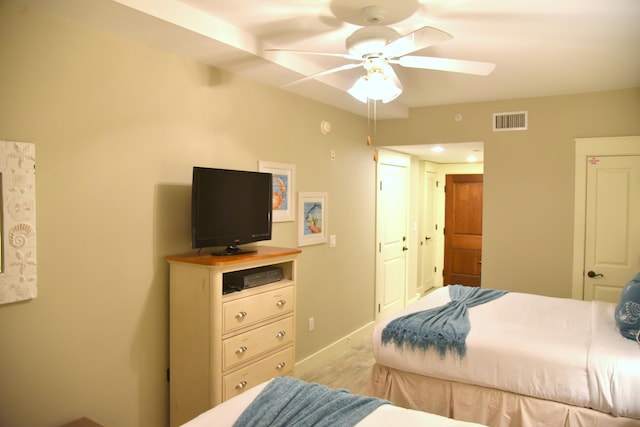 bedroom with ceiling fan