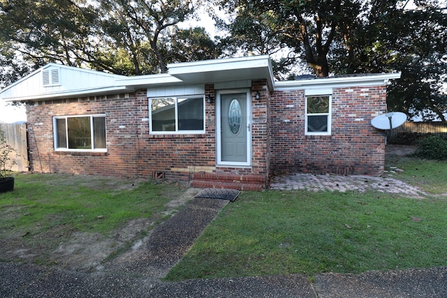 view of front of home featuring a front lawn