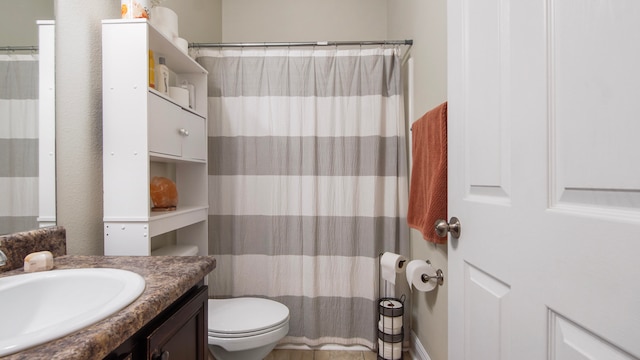 bathroom with a shower with curtain, vanity, and toilet