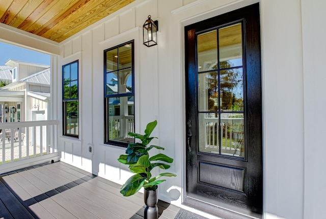 property entrance featuring a porch