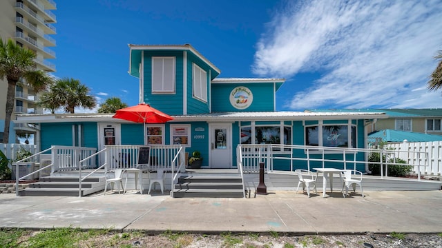 view of front of property featuring a patio