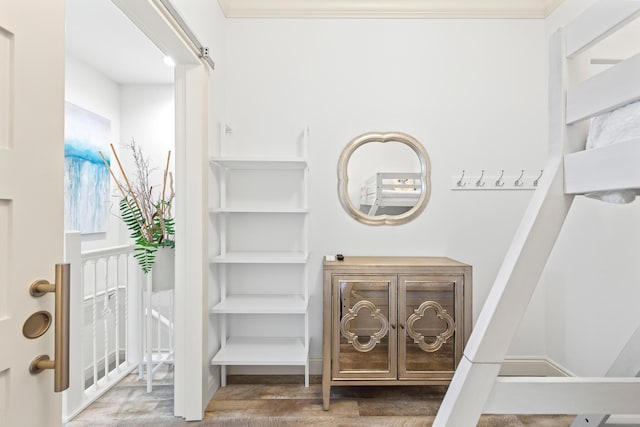 details featuring a barn door and hardwood / wood-style floors