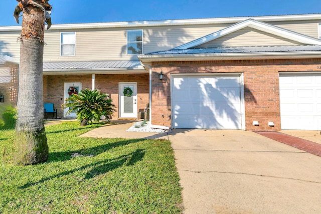 view of front of home featuring a front yard and a garage