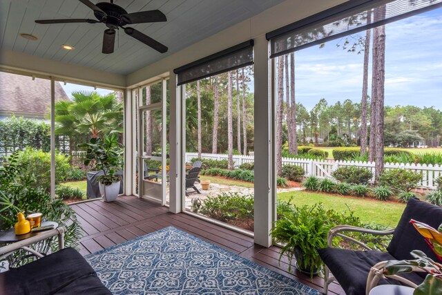 sunroom with ceiling fan