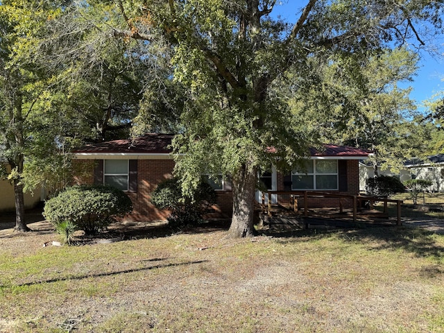 view of front facade featuring a front lawn