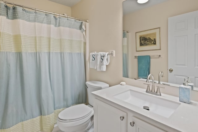 bathroom featuring a shower with shower curtain, vanity, and toilet