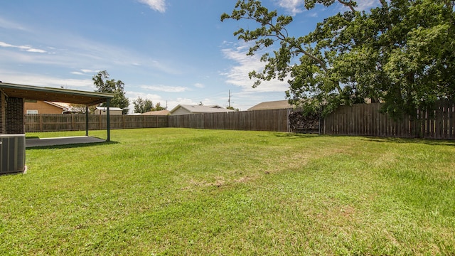 view of yard featuring a patio