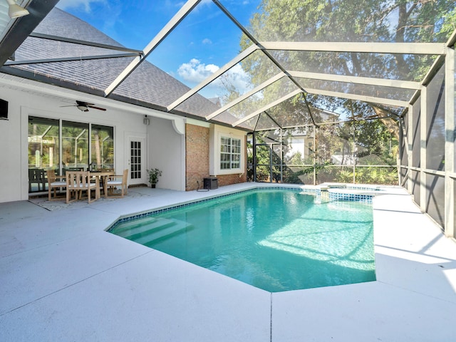 outdoor pool featuring outdoor dining space, a lanai, a patio, and ceiling fan