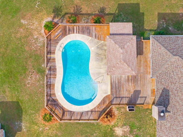 view of swimming pool