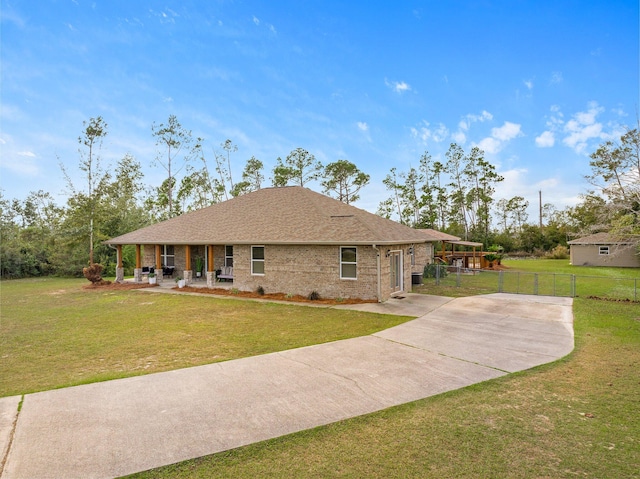 view of front of house featuring a front lawn