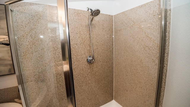 bathroom featuring a tile shower