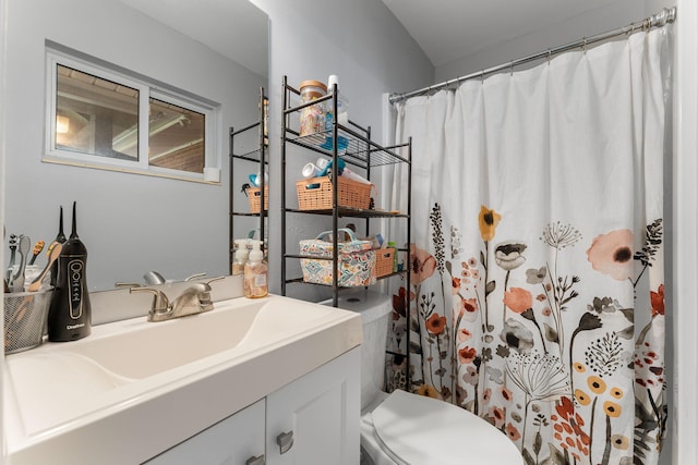 bathroom featuring a shower with curtain, vanity, and toilet