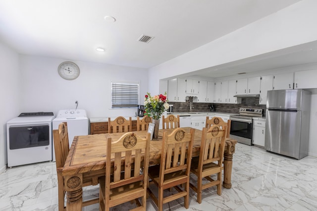 dining room featuring sink and independent washer and dryer