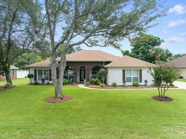 view of front of house featuring a front lawn