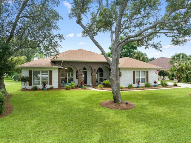 view of front of property featuring a front lawn