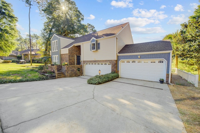 view of front of property featuring a front lawn