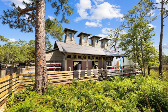 view of front of home featuring an outdoor structure