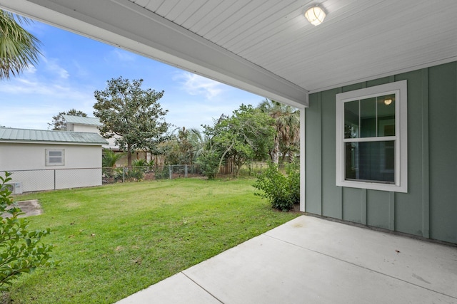 view of yard featuring a patio