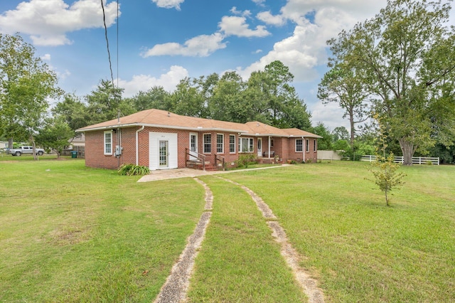 view of front of home featuring a front yard