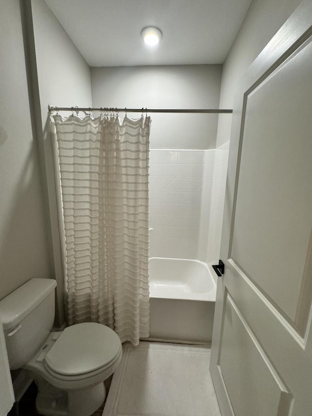 624 Tournament Ln, Freeport, FL 32439 - full bathroom with shower / tub combo with curtain and toilet